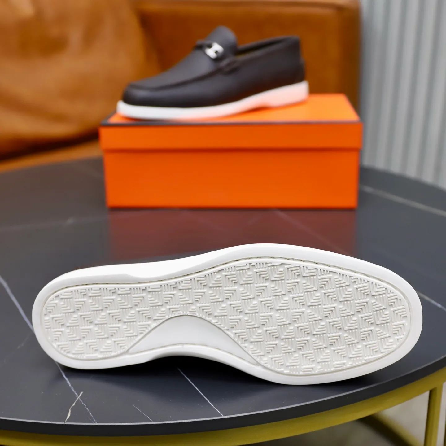 Ex-factory price: 560💰Hermès/Hermès slip-on men's shoes. This shoe is made of imported pebbled cowhide. It has simple and smooth lines and is combined with aerodynamically designed 3CM rubber foam ultra-light soles! Youthful and fashionable, classic H-shaped hardware buckle decoration, calf lining gently wraps the feet, with logo cowhide feet, casual and urban style, highlighting youthful vitality, sports and leisure version, super versatile, code number: 38-39-40-41-42-43-44 standard leather shoe size (45 can be customized but does not support returns)